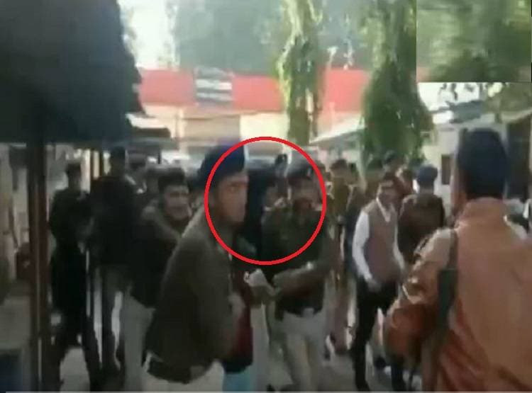 कोर्ट में दिखा मासूम से रेप का आरोपी, वकीलों ने ही कर दी पिटाई