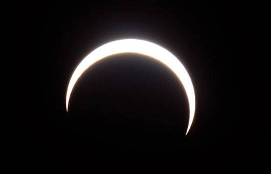 दशक के आखिरी सूर्य ग्रहण की खूबसूरत तस्वीरें, देखकर झूम जाएगा मन