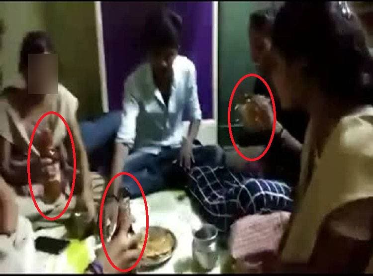 कॉलेज यूनिफॉर्म में शराब पी रही थीं 4 लड़कियां, सजा सुनकर रह जाएंगे दंग