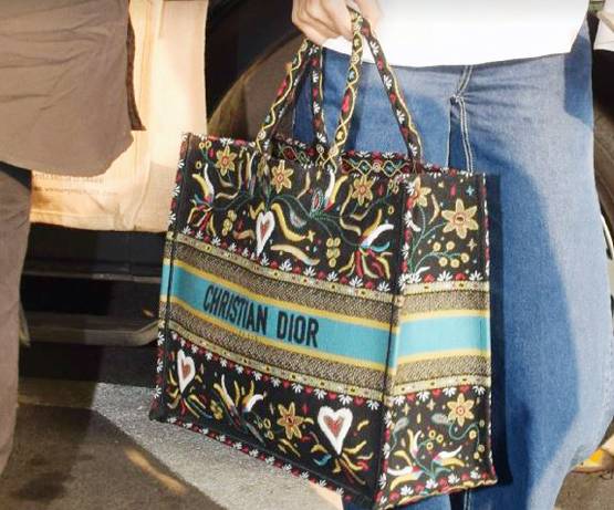 कोहली के रन रिकॉर्ड से ज्यादा है अनुष्का के इस बैग की कीमत