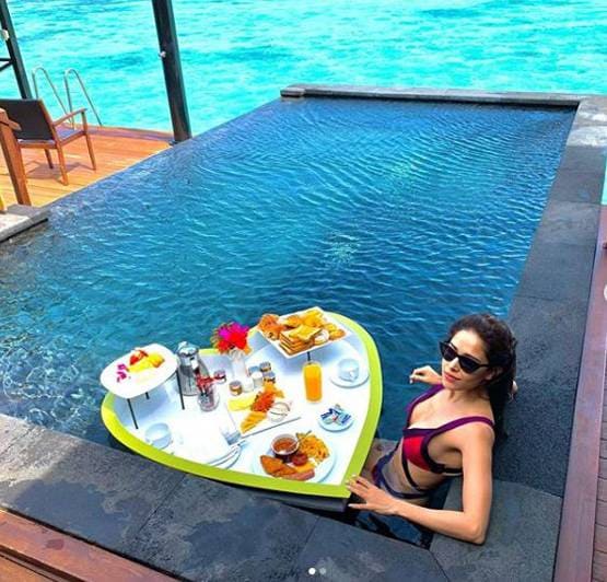 बिकिनी में नुशरत का बोल्ड अंदाज, पूल में एन्जॉय कर रहीं फ्लोटिंग ब्रेकफास्ट