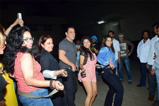 पैपराजी संग सलमान ने जमकर किया डांस, दिखाया सिग्नेचर स्टेप