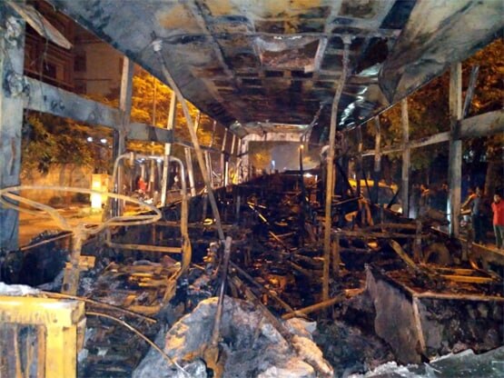 जलती बसें, पथराव और आंसू गैस के गोले, 25 तस्वीरों में देखें जामिया का मंजर