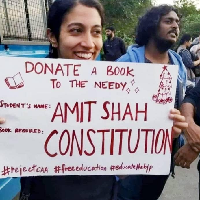 प्रोटेस्ट के दौरान पुलिस को गुलाब देती लड़की की फोटो वायरल