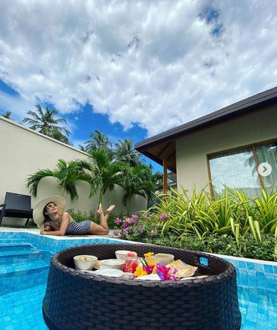 ब्लू मोनोकनी में हिना का बोल्ड लुक, फ्लोटिंग ब्रेकफास्ट संग पोज