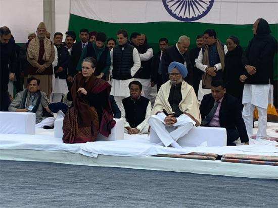 राजघाट पर कांग्रेस का सत्याग्रह, सोनिया-राहुल-प्रियंका ने याद दिलाया संविधान