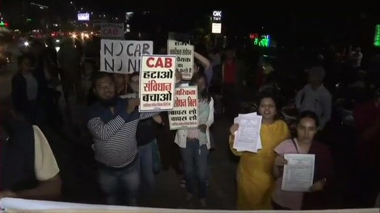 जलती बसें, पथराव और आंसू गैस के गोले, 25 तस्वीरों में देखें जामिया का मंजर