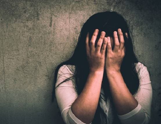 सिरफिरे आशिक ने गर्लफ्रेंड के माथे पर चाकू से लिखा अपना नाम