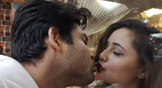 BB: सिद्धार्थ संग मिरर लिपलॉक सीन करने का रश्मि को पछतावा, हुईं परेशान