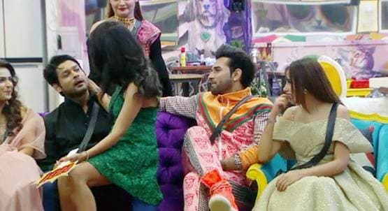 BB में मल्लिका का जलवा, सिद्धार्थ की गोद में बैठकर किया फ्लर्ट