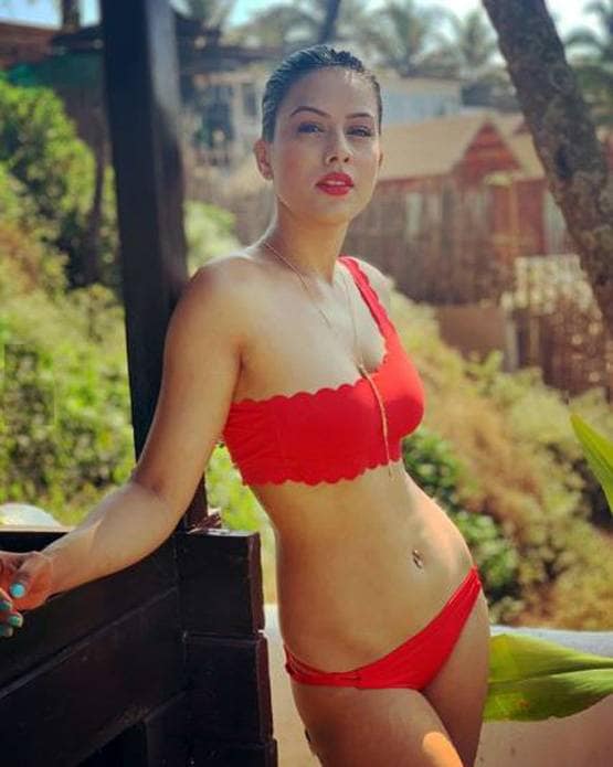 PHOTOS: बोल्ड अंदाज में 'TV की नागिन' निया शर्मा कर रहीं नए साल का वेलकम