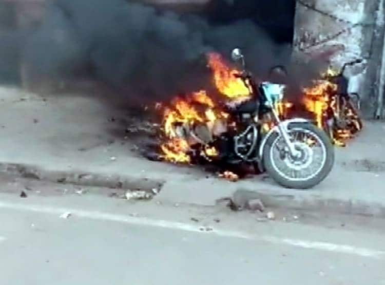 लखनऊ की सड़कों पर आगजनी-पत्थरबाजी और बवाल, देखें तस्वीरें