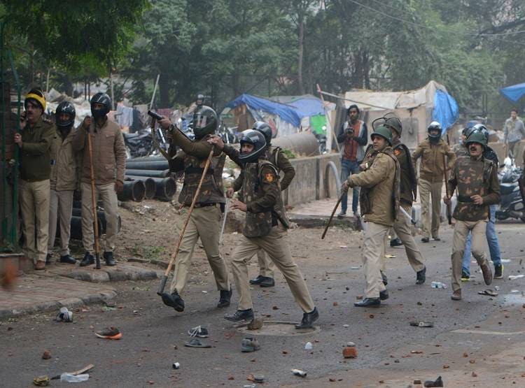 पुलिस के वायरल वीडियो से घर जाने पर मजबूर दिल्ली के छात्र, केस दर्ज