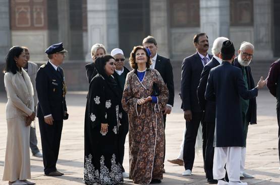 भारत दौरे पर स्वीडन के राजा, पत्नी संग ई-रिक्शा में की सवारी