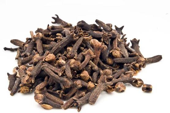 बढ़ते वजन से हैं परेशान तो लौंग पानी करेगा जादू का काम