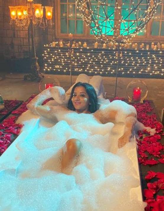बाथटब में TV की 'डायन' मोनालिसा का बोल्ड अंदाज, PHOTOS