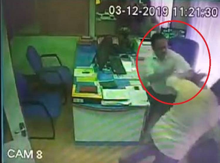 बैंक से नहीं मिला लोन तो बंदूक लेकर मैनेजर के दफ्तर में घुसा और...