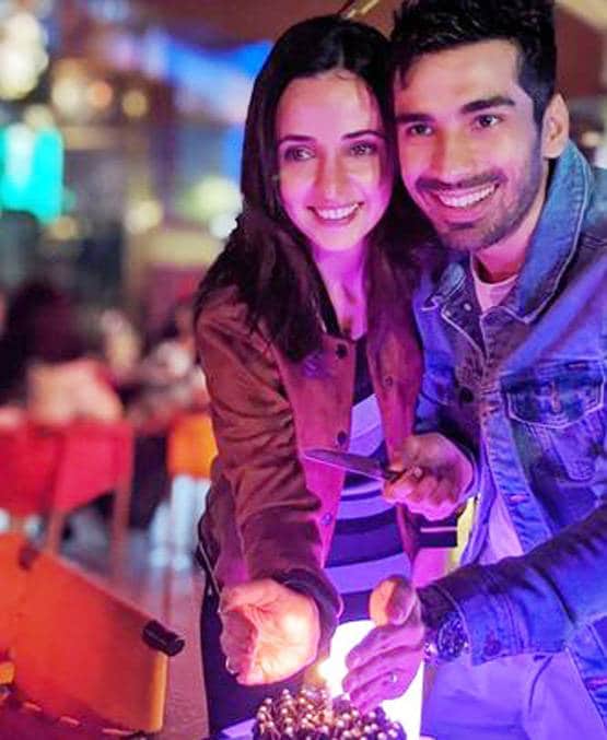 बर्थडे पर पत्नी संग रोमांटिक हुए टीवी एक्टर, लिपलॉक करते तस्वीर वायरल