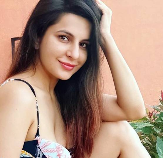 सिद्धार्थ शुक्ला की ऑनस्क्रीन बहन का बोल्ड अंदाज, ब्लैक फ्लोरल बिकिनी में छाईं