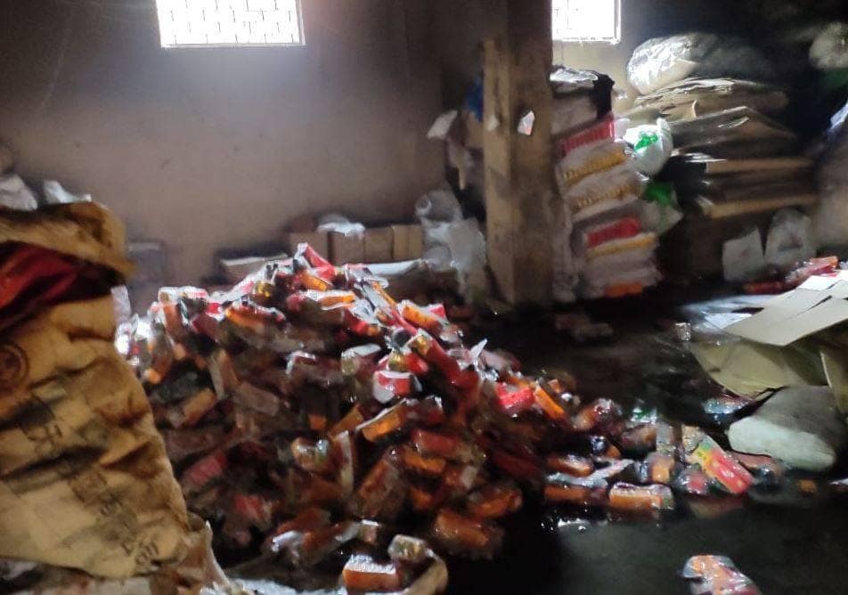 दिल्ली: 43 मौत के बाद भी ठंडी नहीं पड़ी आग, ब‍िल्ड‍िंग में धुआं