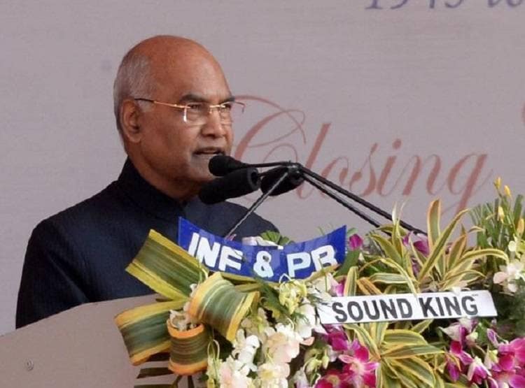 भीड़ में दिखा दोस्त तो प्रोटोकॉल भूले राष्ट्रपति, मंत्री भेजकर बुलवाया