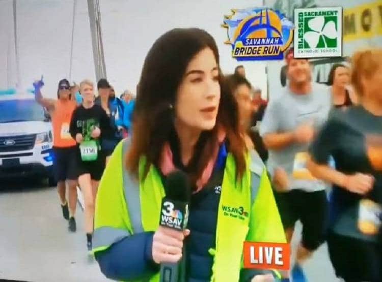 रेस की लाइव रिपोर्टिंग कर रही थी महिला, शख्स ने की अश्लील हरकत