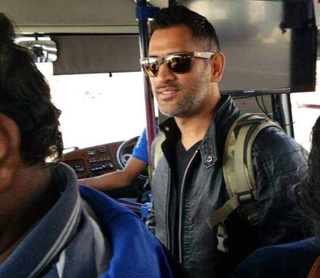 धोनी के साथ कोलकाता एयरपोर्ट पर घटना, एयरलाइंस ने मानी गलती