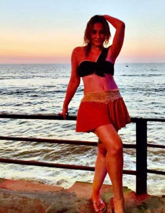 मिनी स्कर्ट में 'कोमोलिका' का बोल्ड अंदाज, ऐसे दिए पोज