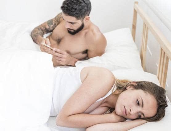 सेक्स लाइफ पर स्मार्टफोन का खतरा! बगल में रखकर सोने का जान लें अंजाम