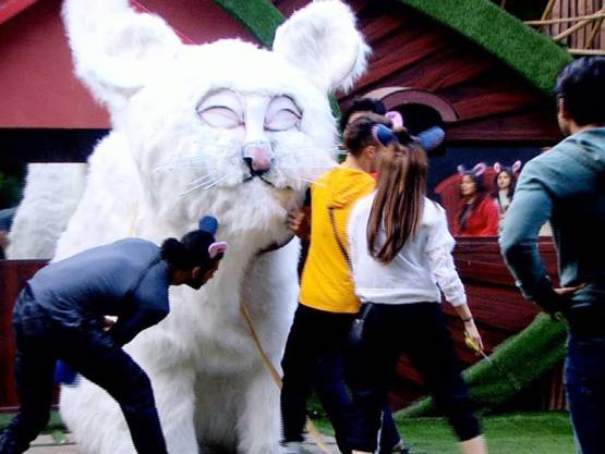 शेफाली संग लड़ाई के बाद रश्मि ने तोड़ी प्लेट, अरहान पर चिल्लाईं