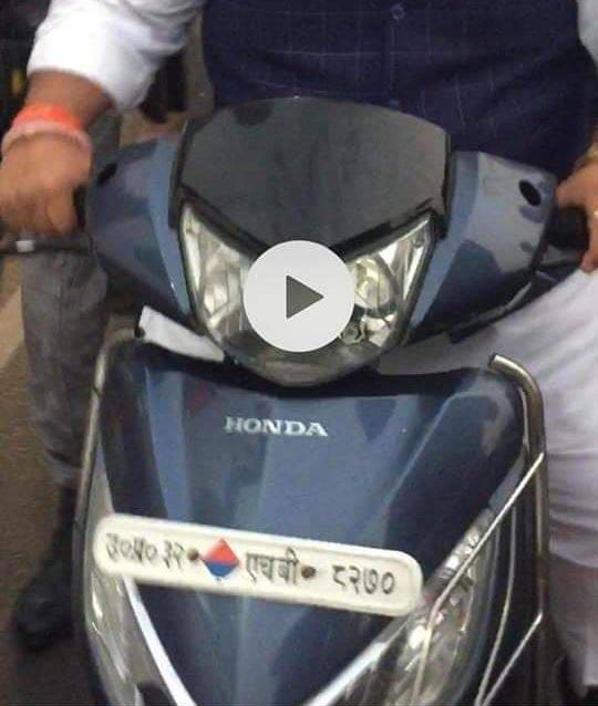 बिना हेलमेट पहने स्कूटी पर बैठीं थीं प्रियंका गांधी, लखनऊ पुलिस ने काटा चालान