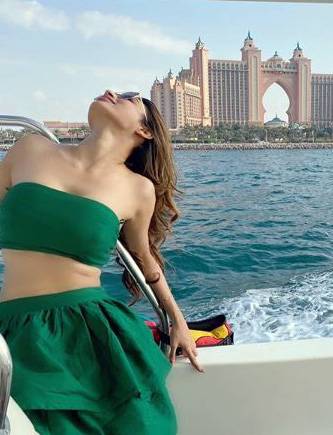 दुबई में नए साल का जश्न मनाएंगी मौनी रॉय, क्रूज पर कर रहीं एन्जॉय