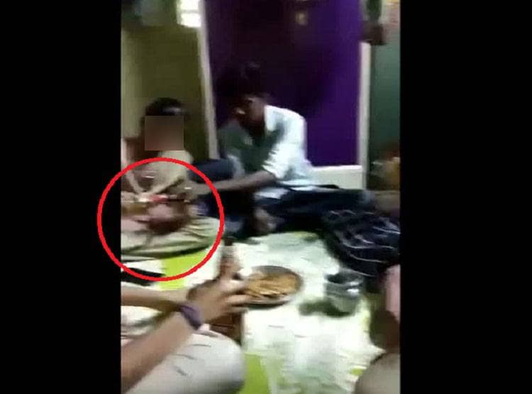 कॉलेज यूनिफॉर्म में शराब पी रही थीं 4 लड़कियां, सजा सुनकर रह जाएंगे दंग