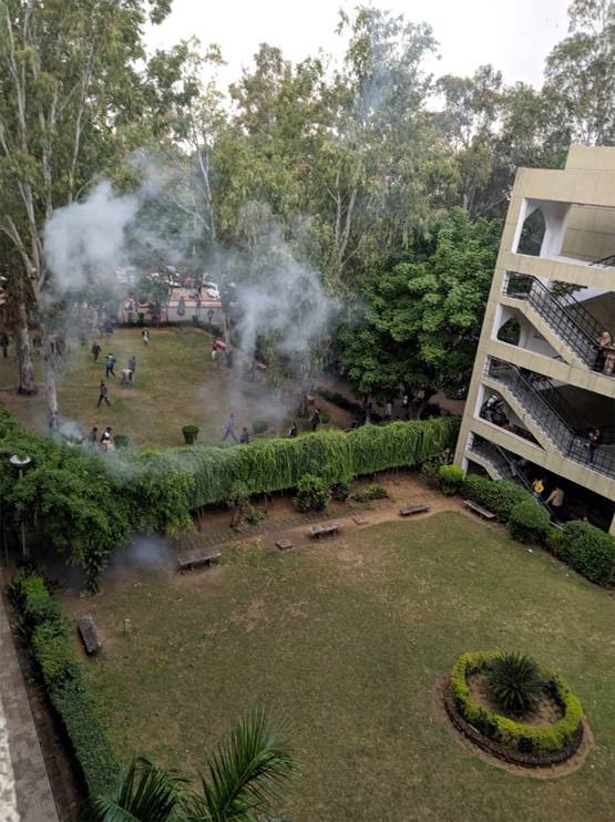 तस्वीरों में देखें, नागरिकता कानून पर जामिया में कैसे मचा है कोहराम