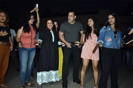 पैपराजी संग सलमान ने जमकर किया डांस, दिखाया सिग्नेचर स्टेप