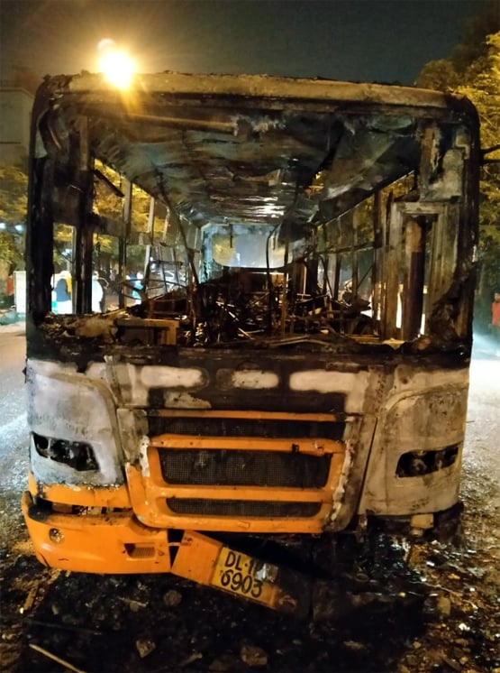 जलती बसें, पथराव और आंसू गैस के गोले, 25 तस्वीरों में देखें जामिया का मंजर