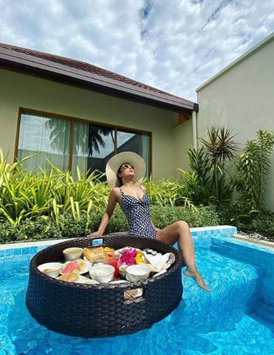 ब्लू मोनोकनी में हिना का बोल्ड लुक, फ्लोटिंग ब्रेकफास्ट संग पोज