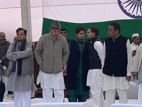 राजघाट पर कांग्रेस का सत्याग्रह, सोनिया-राहुल-प्रियंका ने याद दिलाया संविधान