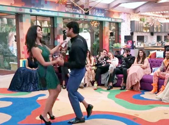 BB में मल्लिका का जलवा, सिद्धार्थ की गोद में बैठकर किया फ्लर्ट