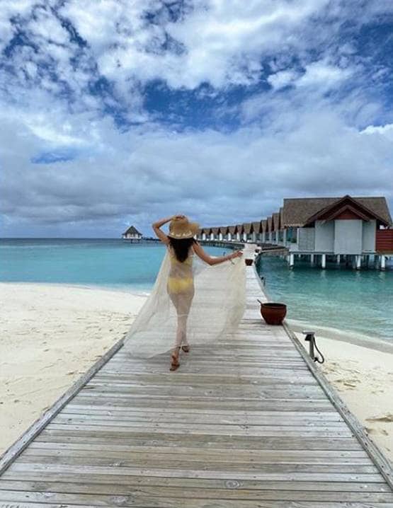 करिश्मा तन्ना ने शेयर की बोल्ड तस्वीरें, बिकिनी लुक में नजर आईं एक्ट्रेस