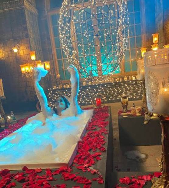 बाथटब में TV की 'डायन' मोनालिसा का बोल्ड अंदाज, PHOTOS