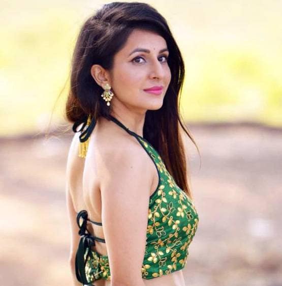 सिद्धार्थ शुक्ला की ऑनस्क्रीन बहन का बोल्ड अंदाज, ब्लैक फ्लोरल बिकिनी में छाईं