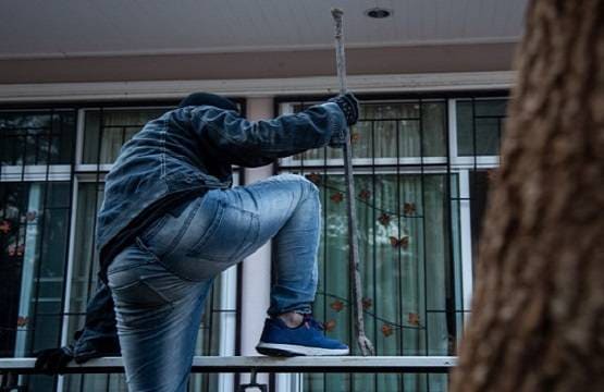 चोर लिख गया- 'कंजूस है रे तू, खिड़की तोड़ने की मेहनत भी नहीं मिली'