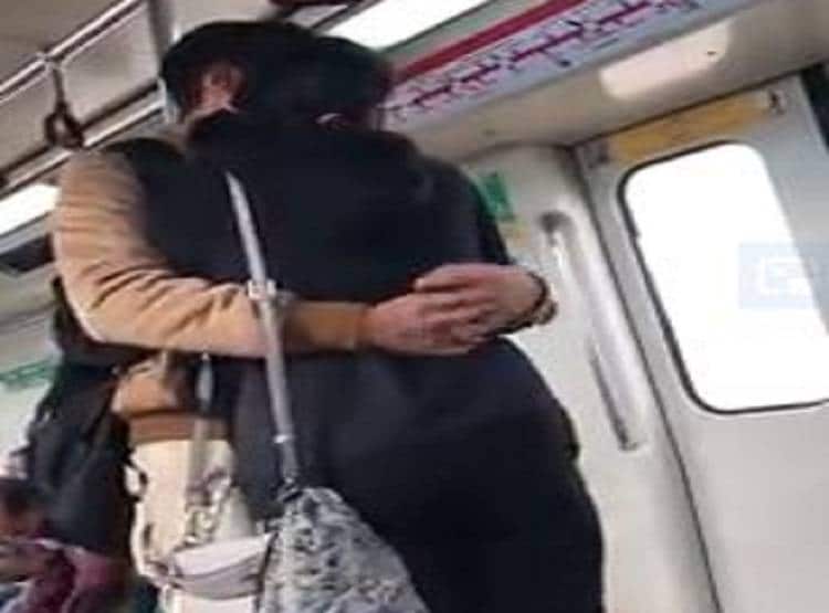 मेट्रो में एक बार फिर Kiss करता हुआ कपल का वीडियो वायरल