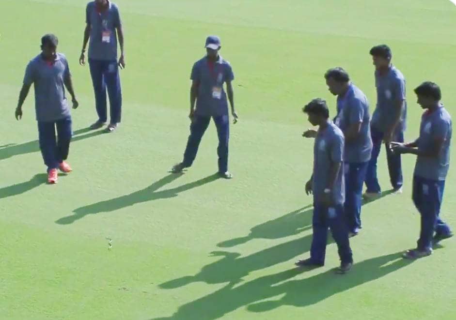 VIDEO: बीच मैदान में घुस आया सांप, खिलाड़ियों के छूट गए पसीने