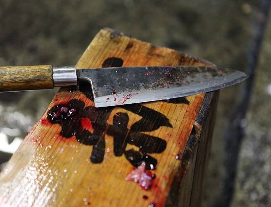 सिरफिरे आशिक ने गर्लफ्रेंड के माथे पर चाकू से लिखा अपना नाम