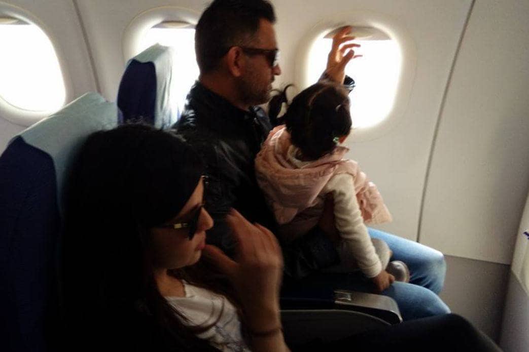 धोनी के साथ कोलकाता एयरपोर्ट पर घटना, एयरलाइंस ने मानी गलती