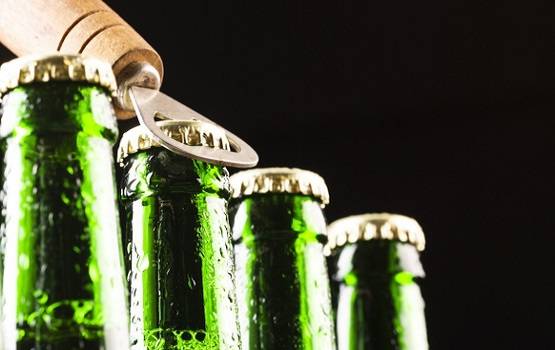 बियर बढ़ाती है उम्र-दूध से बीमारियां, PETA के दावे पर लोग हुए हैरान