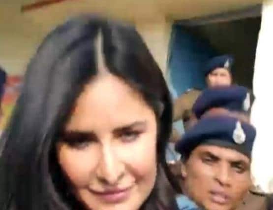 MP के गांव पहुंचीं कटरीना कैफ, गांववालों-बच्चों से की बातचीत