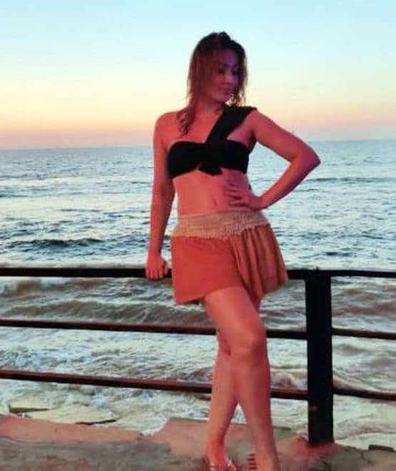 मिनी स्कर्ट में 'कोमोलिका' का बोल्ड अंदाज, ऐसे दिए पोज